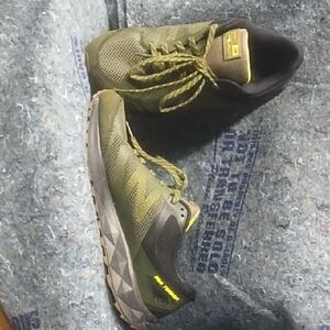 New Balance Green and Black Athletic Shoes with Sleek Design